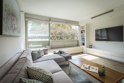Chic 2BR Apt w Large Windows in Tel Aviv Old North