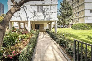 Exterior - Chic 2BR Stay in Tel Aviv’s Old North (Tel Aviv-Yafo)