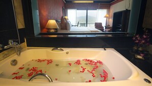 Deluxe Double or Twin Room | Bathroom - Blue Canyon Country Club (Sa Khu)