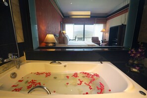 Deluxe-Doppel- oder -Zweibettzimmer | Badezimmer | Haartrockner, Bademäntel, Handtücher, Seife