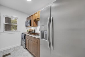 Réfrigérateur, four à micro-ondes, un four, surface de cuisson