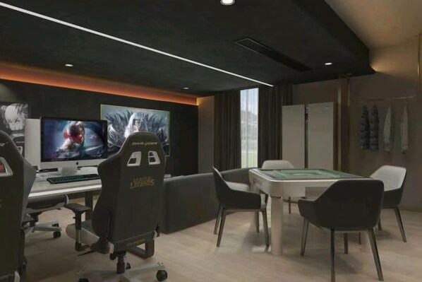 Una sala de juegos moderna con dos monitores, sillas de juego, una mesa de billar y un ventanal grande.