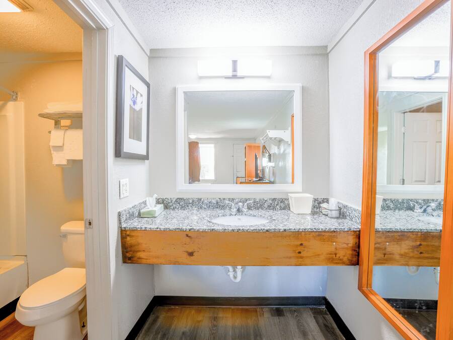 Standard Room, 1 King Bed, Non Smoking | Bathroom | Combined shower/tub, towels, soap, shampoo