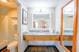 Standard Room, 1 King Bed, Non Smoking | Bathroom | Combined shower/tub, towels, soap, shampoo