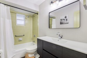 Shower, hair dryer, towels, soap - Newly remodeled Country Club Condo,10mins to gorgeous beaches & stunning sunsets (Naples)
