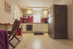 Fridge, microwave, oven, stovetop - Fully equipped apartment, ideal for remote work, 50 steps from the ocean. (Grand-Case)
