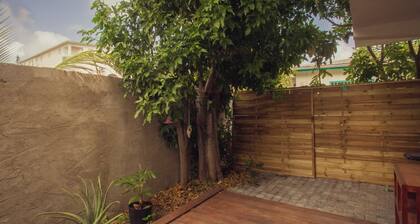 Fully equipped apartment, ideal for remote work, 50 steps from the ocean.