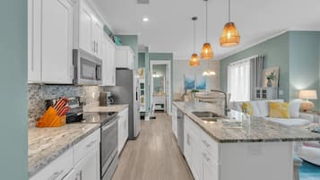 Een koelkast, een magnetron, een oven, een kookplaat