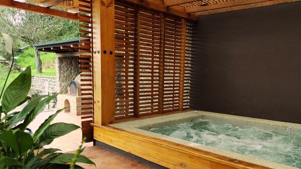Outdoor spa tub