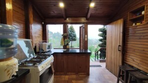 Kühlschrank, Mikrowelle, Ofen, Wasserkocher mit Kaffee-/Teezubehör
