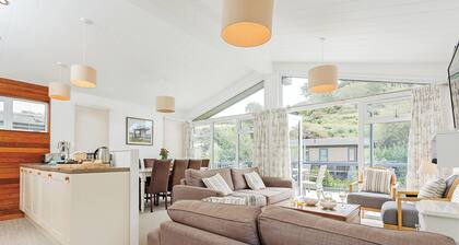 4 bedroom accommodation in Mullion Cove, Helston