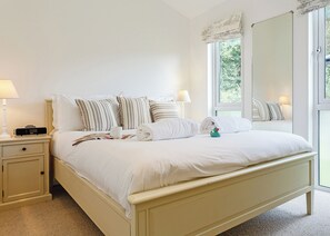 4 bedrooms, free WiFi - 4 bedroom accommodation in Mullion Cove, Helston (Mullion Cove, Helston)