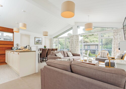 4 bedroom accommodation in Mullion Cove, Helston