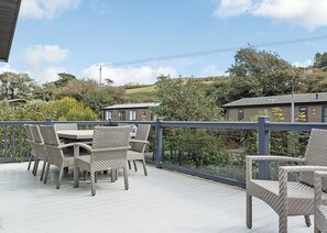 Outdoor dining - 4 bedroom accommodation in Mullion Cove, Helston (Mullion Cove, Helston)