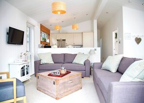 TV - 4 bedroom accommodation in Mullion Cove, Helston (Mullion Cove, Helston)