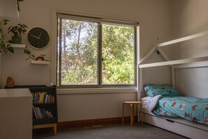 4 bedrooms, WiFi, bed sheets - Beach house, Perfect for 2 families (Inverloch)