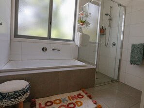Shower, hair dryer, towels, soap - Beach house, Perfect for 2 families (Inverloch)