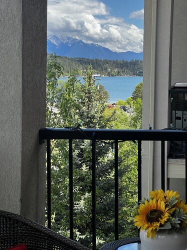Cozy Condo & Invermere BC & Mountains & Lake view &Pool open in May& Hottub & AC