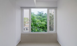 Habitación doble Deluxe | Escritorio y ropa de cama 