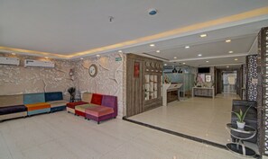 Lobby sitting area - Treebo The Platinum Studio 50 (Barasat)