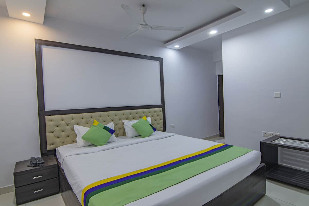 Standard Double Room | Desk, bed sheets