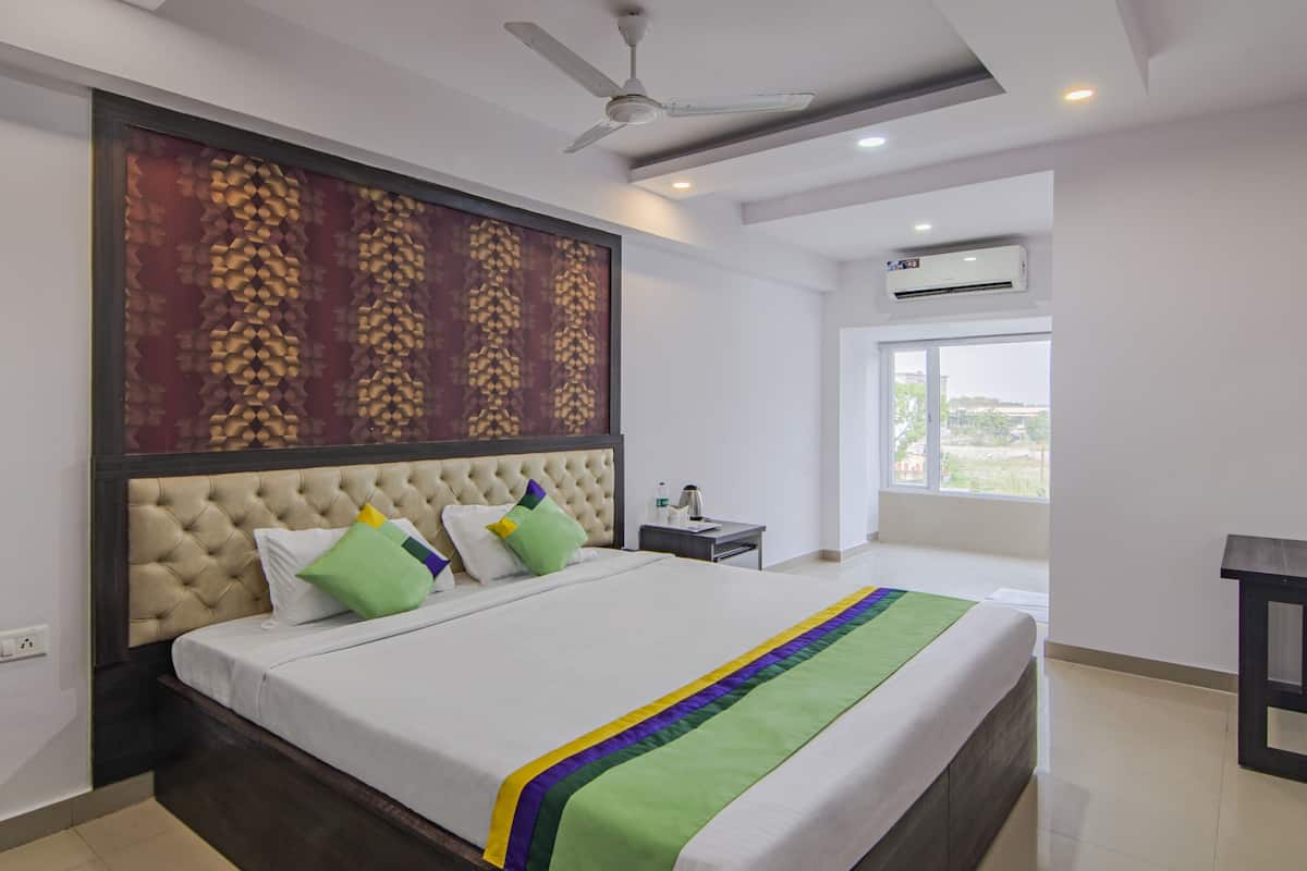 Deluxe Double Room | Desk, bed sheets