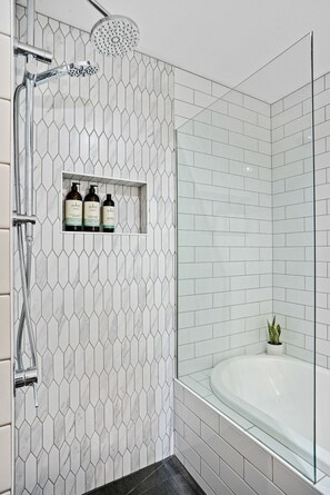 Dusche, Haartrockner, Handtücher, Seife