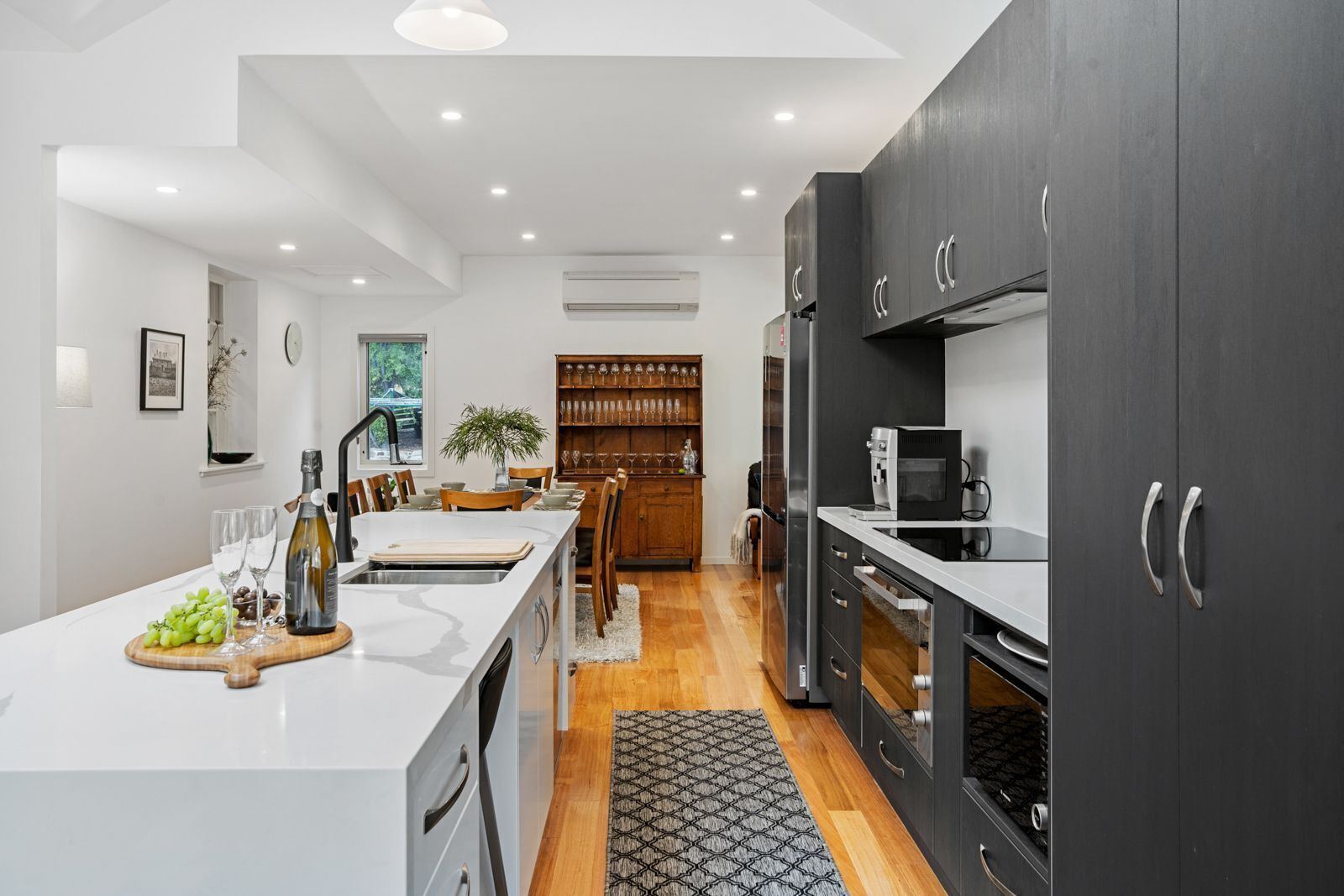 Jääkaappi, mikroaaltouuni, uuni, astianpesukone