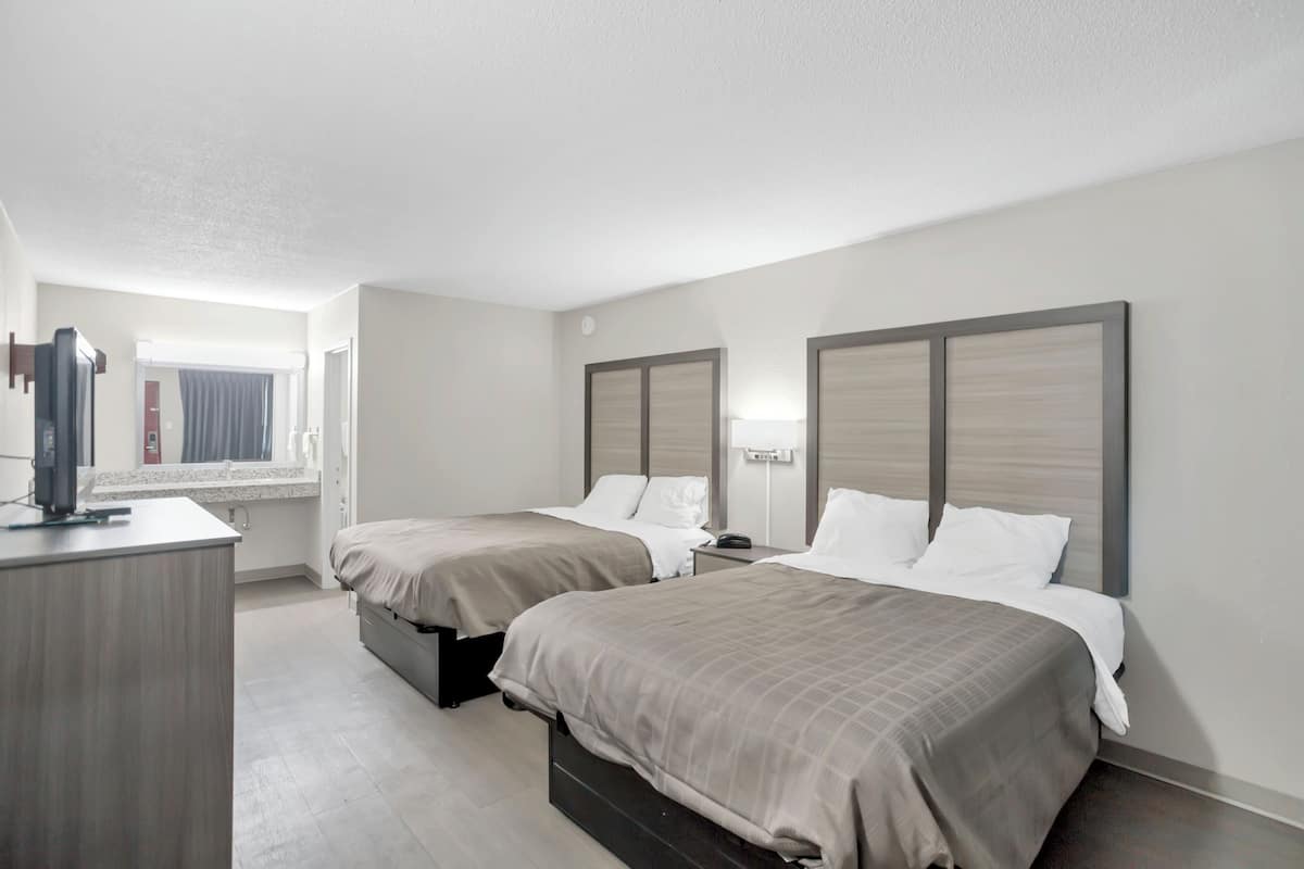 Escritorio, tabla de planchar con plancha, wifi gratis y ropa de cama