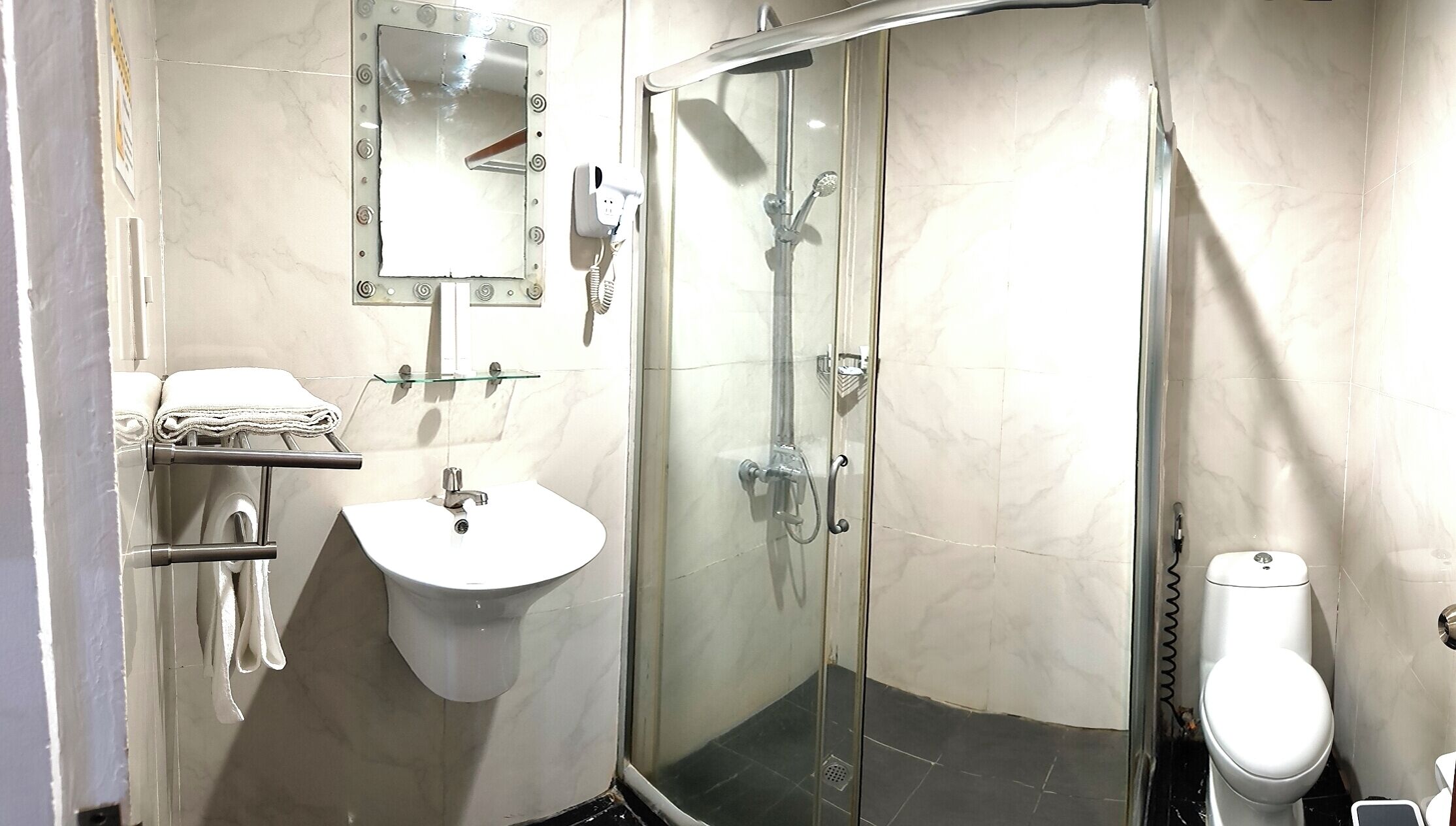 deluxe room, 1 queen bed | bathroom | eco-friendly toiletries, slippers