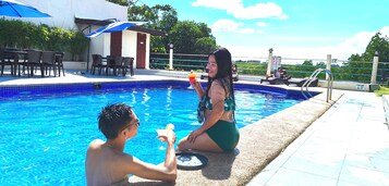 Piscina externa, funciona das 8h às 23h, guarda-sóis, espreguiçadeiras