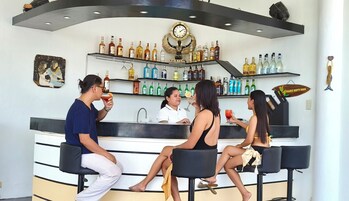 Bar junto a la piscina