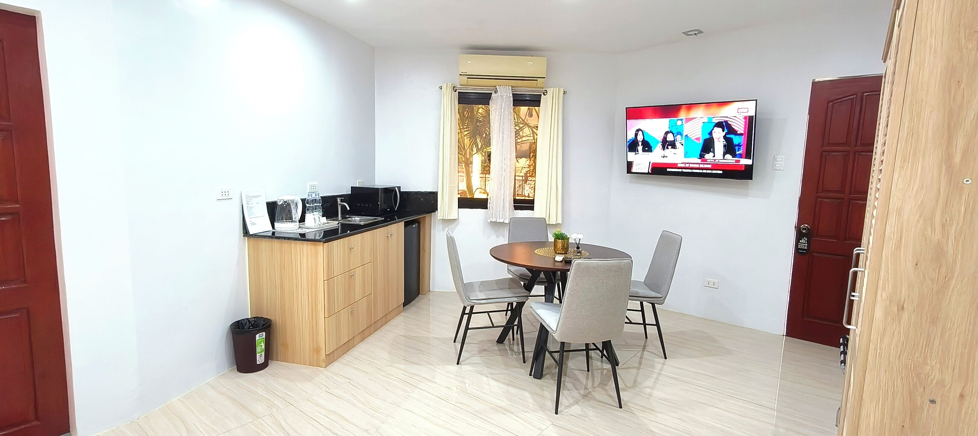 luxury studio suite, 1 king bed | 1 bedroom, in-room safe, free wifi, bed sheets