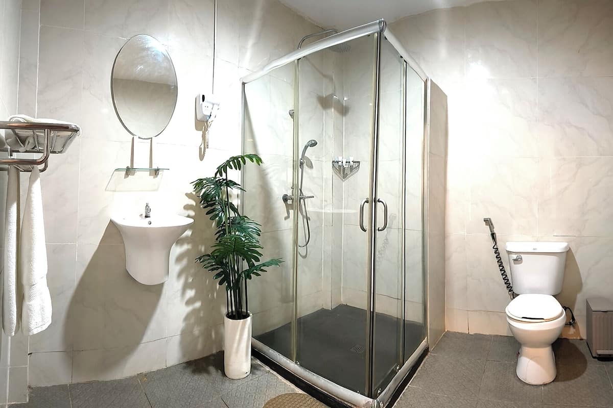 studio suite | bathroom | eco-friendly toiletries, slippers