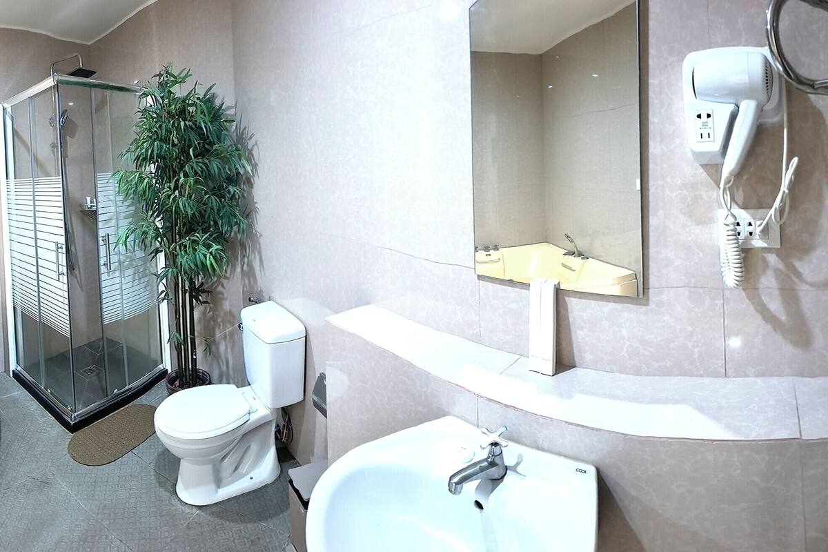 luxury studio suite, 1 king bed | bathroom | eco-friendly toiletries, slippers