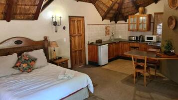 Comfort Studio Suite | Individually decorated, individually furnished, desk, laptop workspace