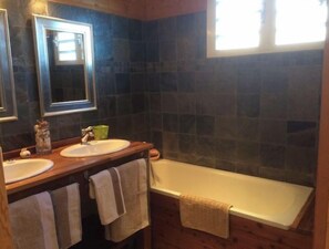 Douche, sèche-cheveux, serviettes fournies