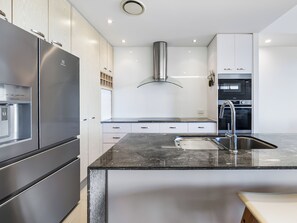 Refrigerador, microondas, horno y parrilla de estufa 