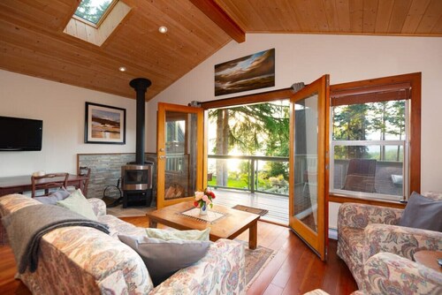 Caboose · Lovely 1-bedroom ocean & mountain views cottage