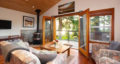 Caboose · Lovely 1-bedroom ocean & mountain views cottage