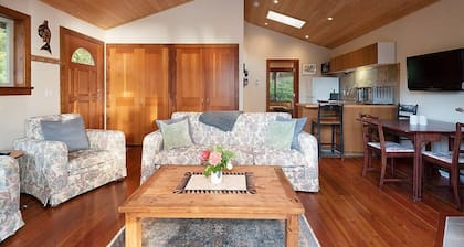 Caboose · Lovely 1-bedroom ocean & mountain views cottage
