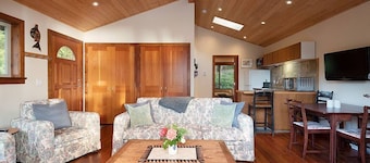 Caboose · Lovely 1-bedroom ocean & mountain views cottage