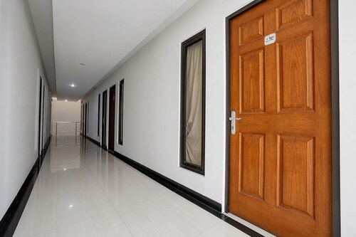 OYO Life 90606 Glass House Citraland Syariah