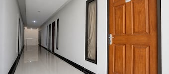 OYO Life 90606 Glass House Citraland Syariah