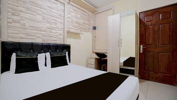 Standard Double Room | Desk, laptop workspace, soundproofing, free WiFi