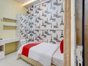 Deluxe Single Room | Desk, laptop workspace, soundproofing, free WiFi - OYO Life 90606 Glass House Citraland Syariah (Surabaya)