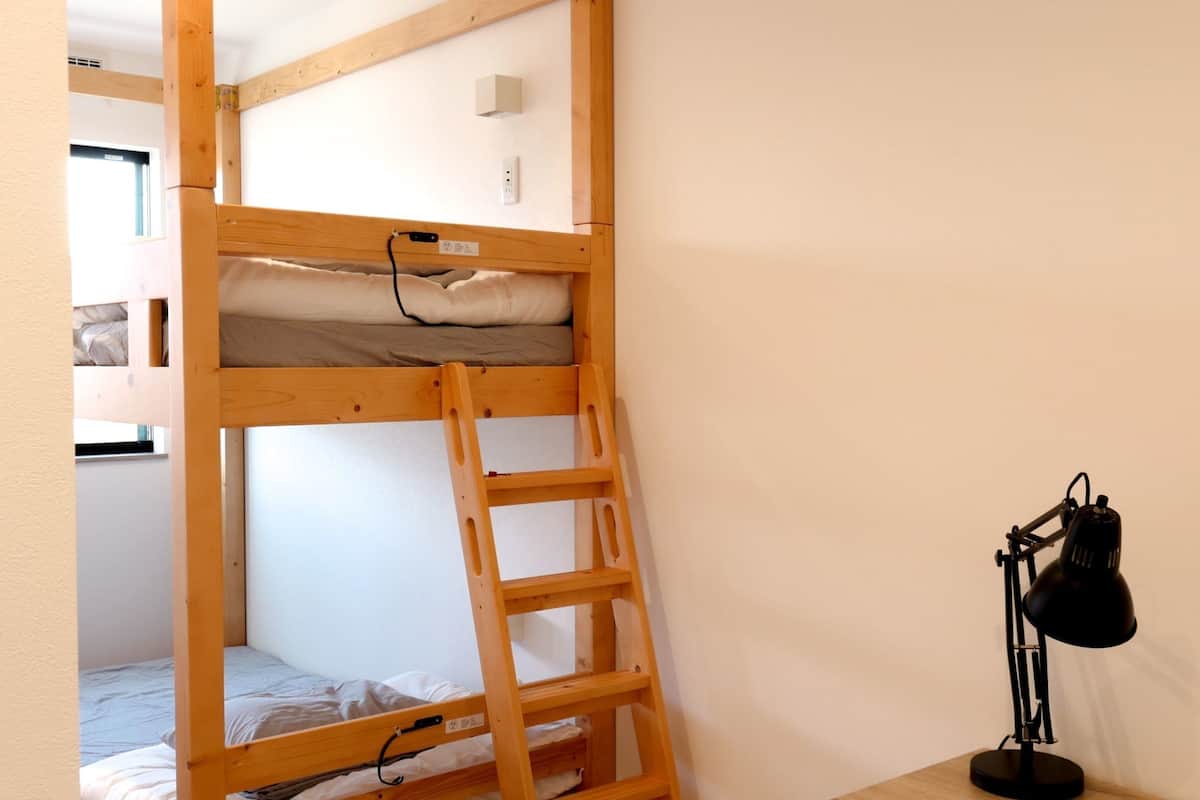 Eenvoudige Twin kamer | Verduisterende gordijnen, gratis wifi, beddengoed