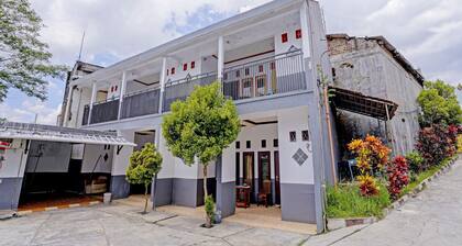 OYO 90405 Penginapan Sasti KuninganNearTaman Cirendang