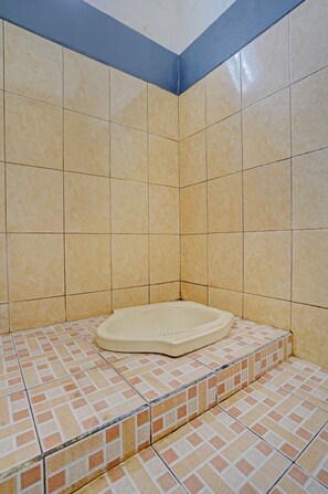 Standardværelse med 2 enkeltsenge | Badeværelse | Bruser, håndklæder