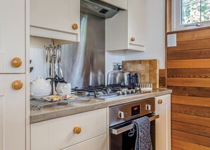Réfrigérateur, un four, surface de cuisson, lave-vaisselle